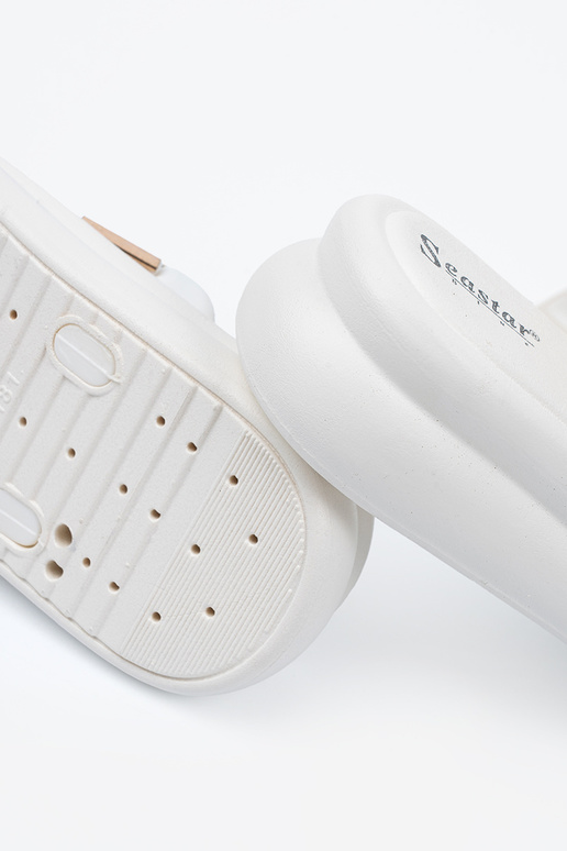 Mules blanches avec boucles dorées et...