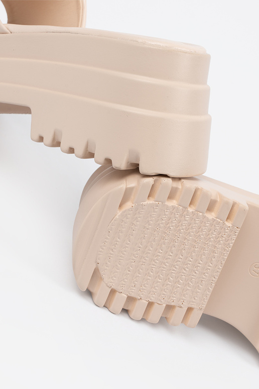 Chaussons avec une plateforme... Chaussons avec une plateforme...