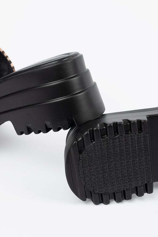 Chaussons avec une plateforme imprimé...