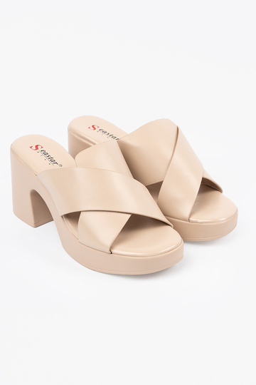 beige slippers op de hiel