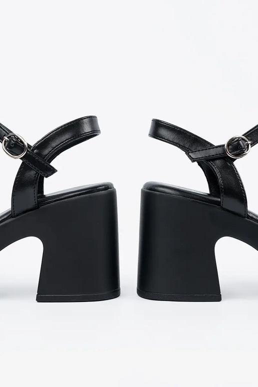 Sandales noires à talon Sandales noires à talon