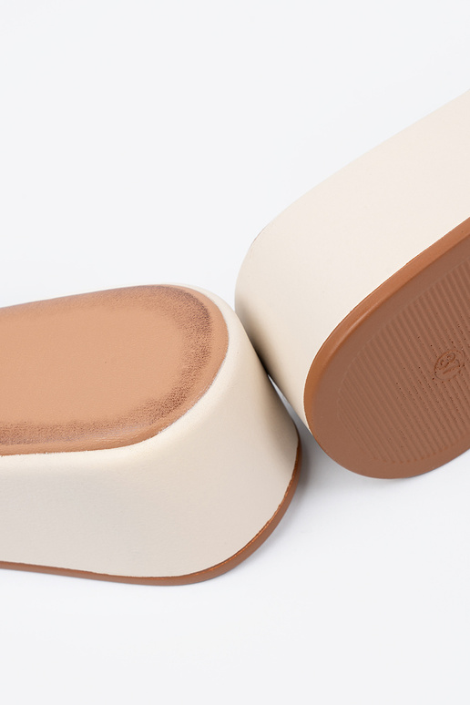 Heldere zandkleurige dames slippers...