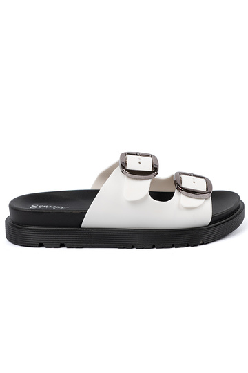 Chaussons blancs avec...