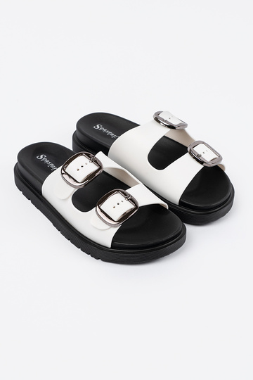 Chaussons blancs avec... 2