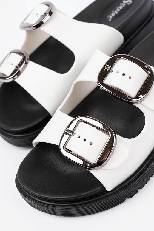 Chaussons blancs avec boucles en argent