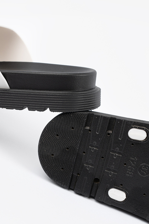 Witte slippers met zilveren gespen