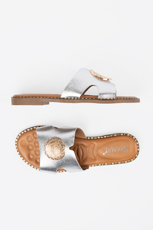 Slippers zilver met gouden decoratie Slippers zilver met gouden decoratie