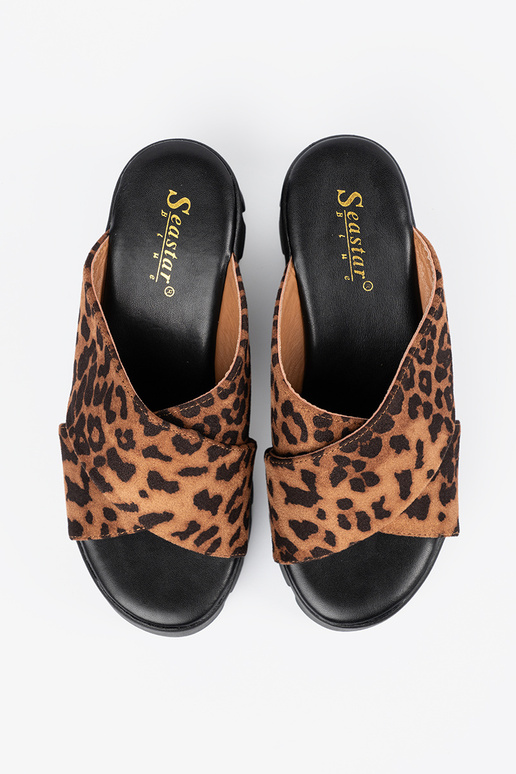 van suède slippers dames op een Inig...