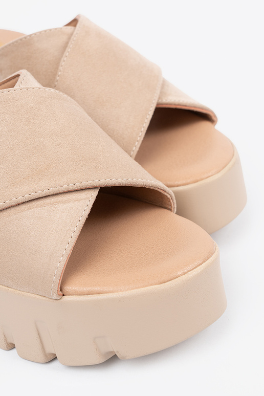 van suède slippers dames op een Inig...