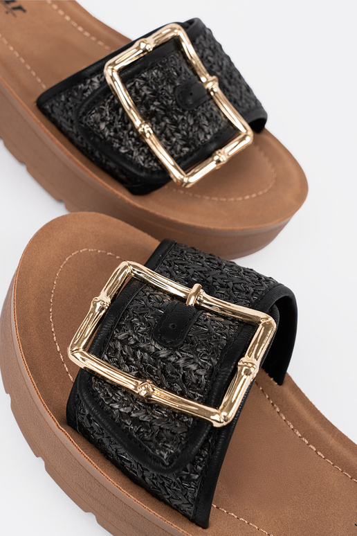 Chaussons noirs avec boucle en or