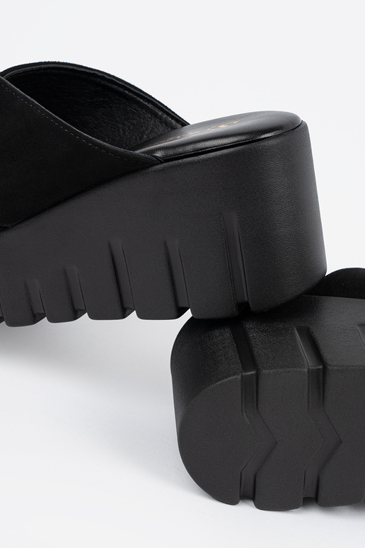 van suède slippers dames op een Inig...