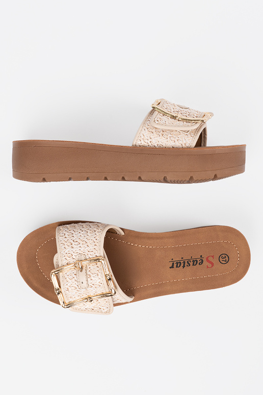 Chaussons zdobione złotą klamrą Chaussons zdobione złotą klamrą