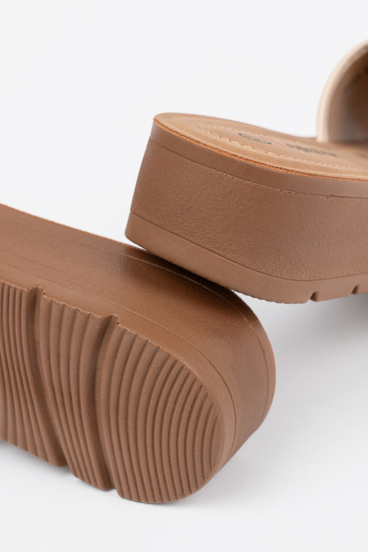 Pantoletten mit goldener Schnalle