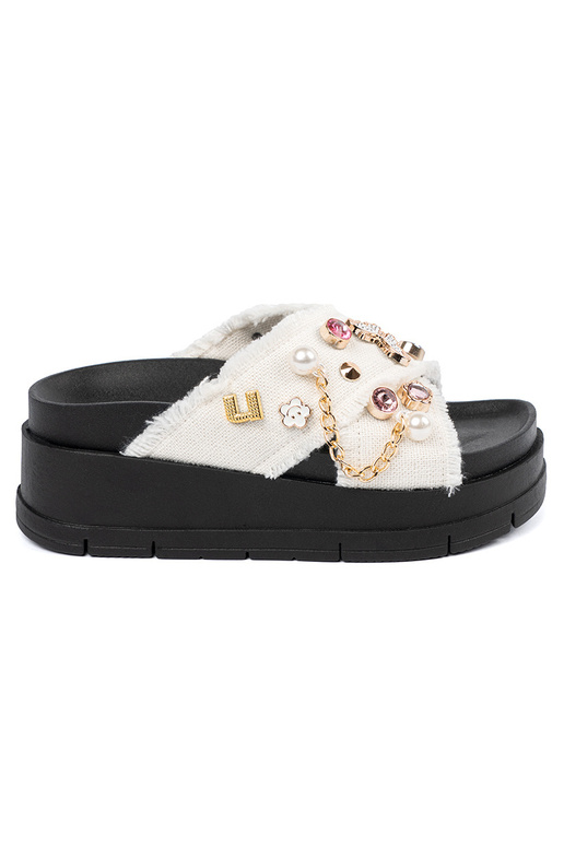 couleur blanche Chaussons avec une...