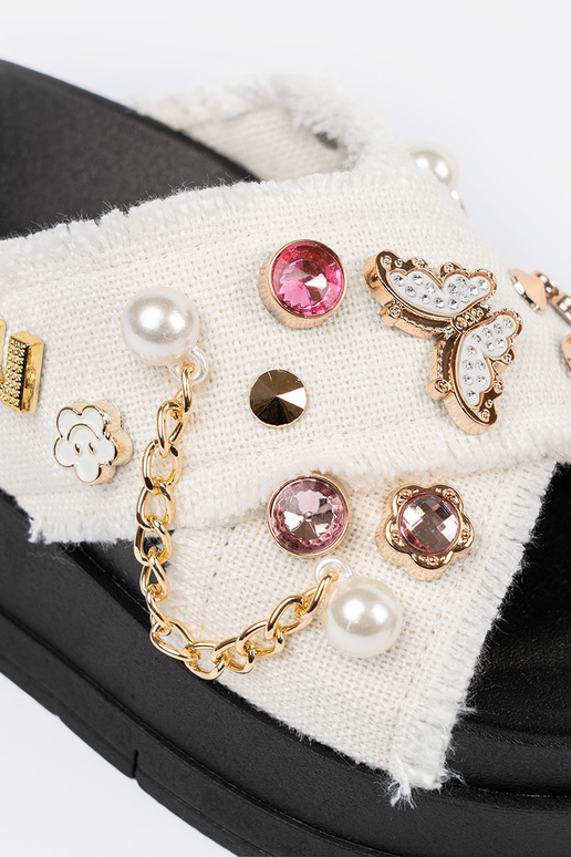 couleur blanche Chaussons avec une...