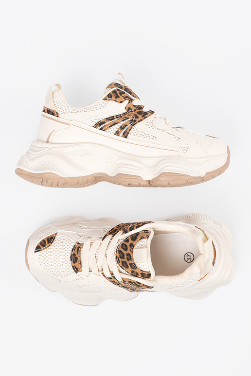 Sportieve schoenen op een dikke...