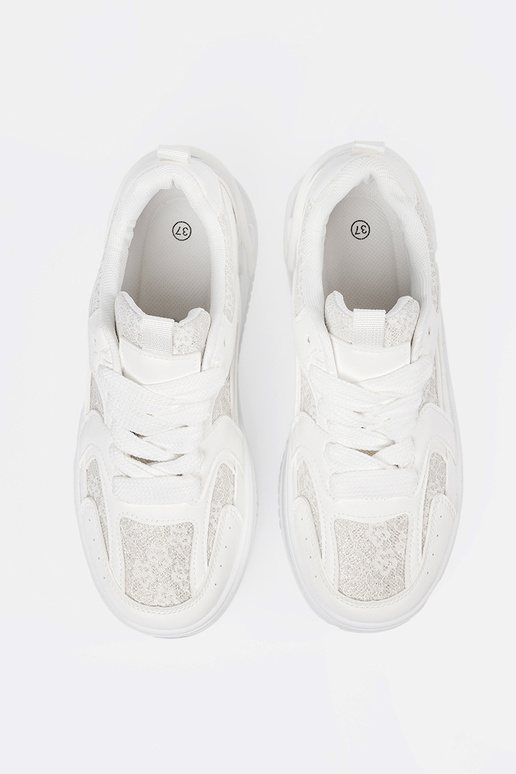 Baskets blanches de style sportif... Baskets blanches de style sportif...