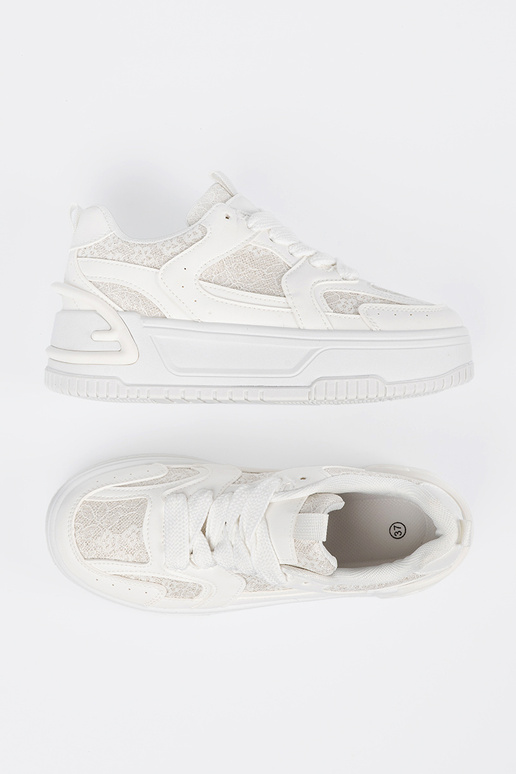 Weiße Sportschuhe mit Schnürsenkeln... Weiße Sportschuhe mit Schnürsenkeln...