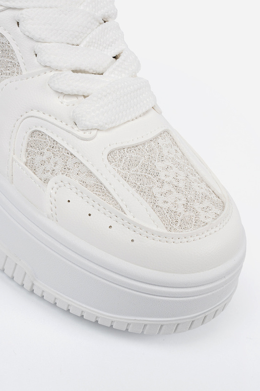 Weiße Sportschuhe mit Schnürsenkeln... Weiße Sportschuhe mit Schnürsenkeln...