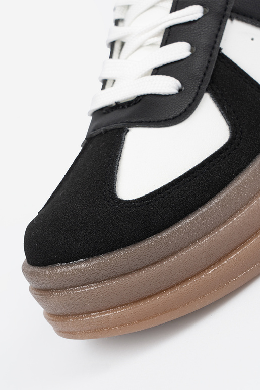 Baskets noires et blanches de style...