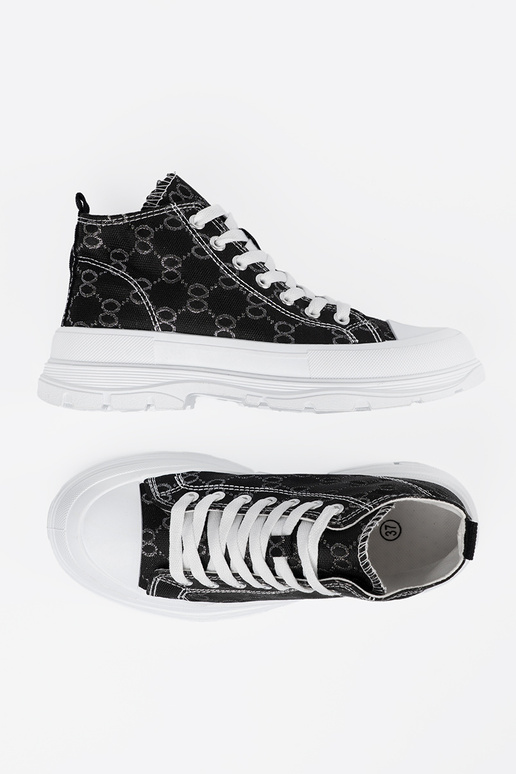 Schwarze Schuhe mit Schnürsenkeln und... Schwarze Schuhe mit Schnürsenkeln und...