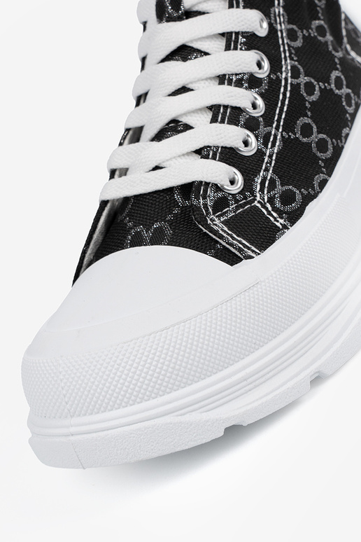 Schwarze Schuhe mit Schnürsenkeln und... Schwarze Schuhe mit Schnürsenkeln und...