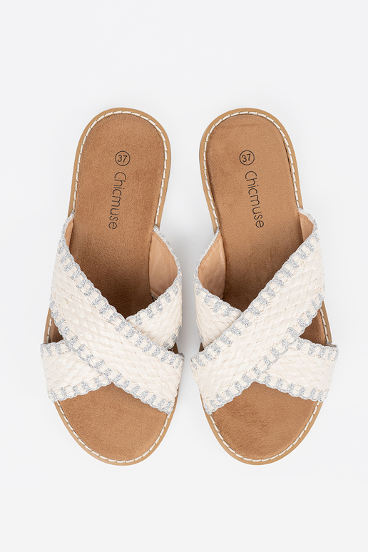 Initte kleur slippers gevlochten op... Initte kleur slippers gevlochten op...