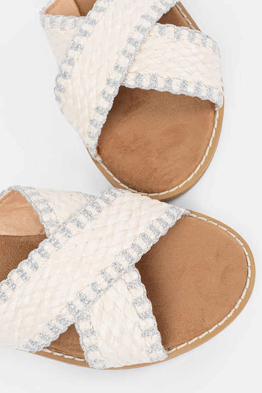 Initte kleur slippers gevlochten op... Initte kleur slippers gevlochten op...