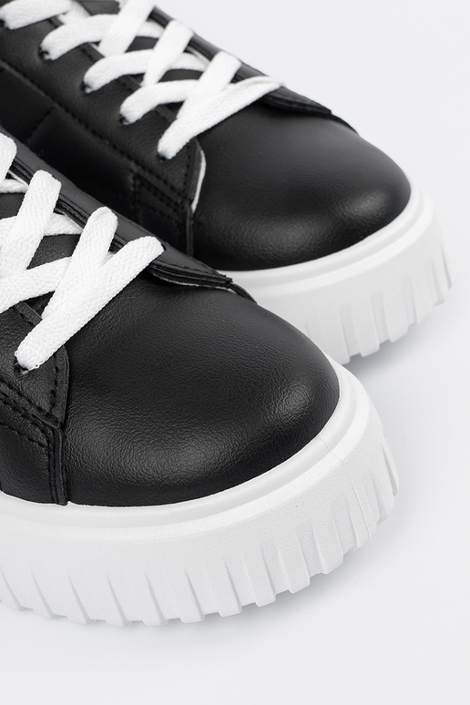 Chaussures noires de style sportif...