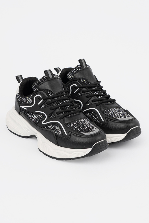 Schwarze Sportschuhe im sportlichen...