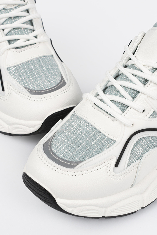 Weiß-grüne Sportschuhe im sportlichen...