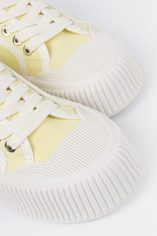 Gegele schoenen met veters op een... Gegele schoenen met veters op een...