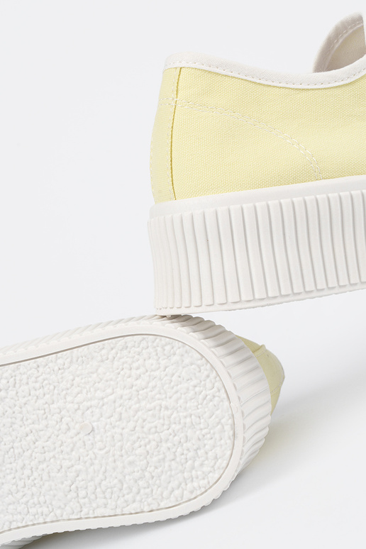 Bottes jaunes avec lacets sur semelle...