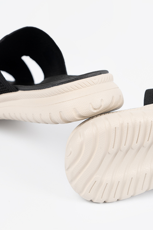 Zwarte schoenen met opengewerkte details Zwarte schoenen met opengewerkte details