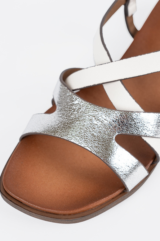 Goldfarbene Sandalen mit... Goldfarbene Sandalen mit...