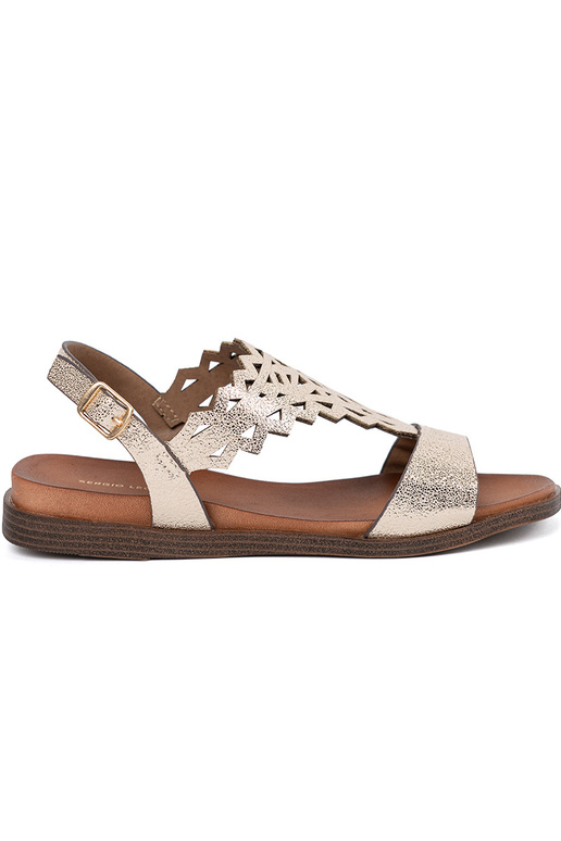 Ivoor kleur sandalen op een witte...