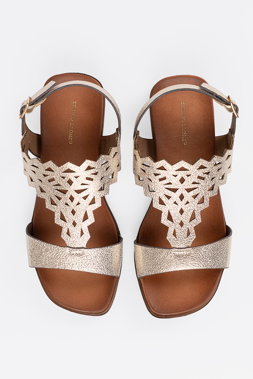 Sandales ivoire sur une plateforme...