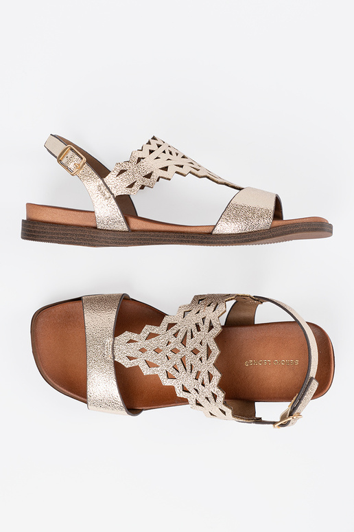 Sandales ivoire sur une plateforme...