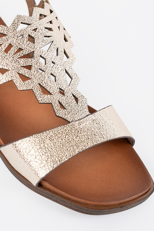 Sandales ivoire sur une plateforme...