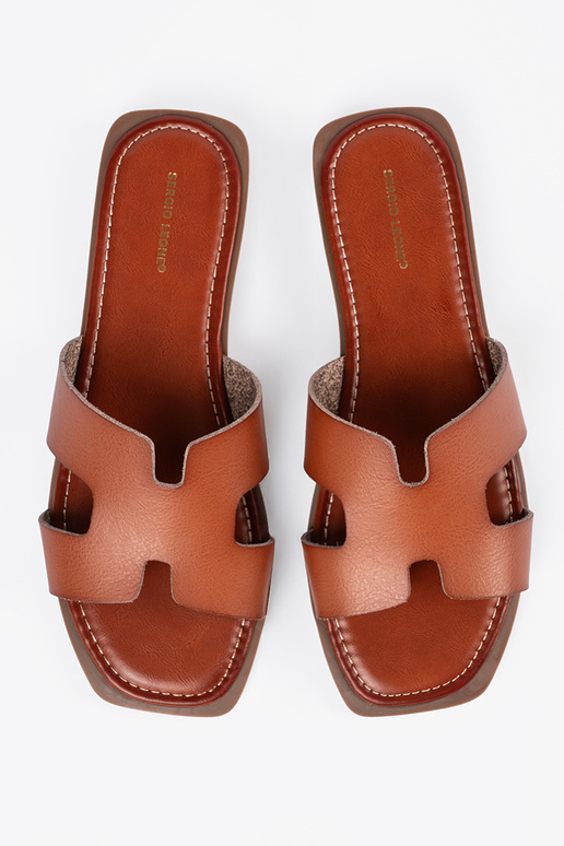 Braune Hausschuhe mit quadrater Spitze