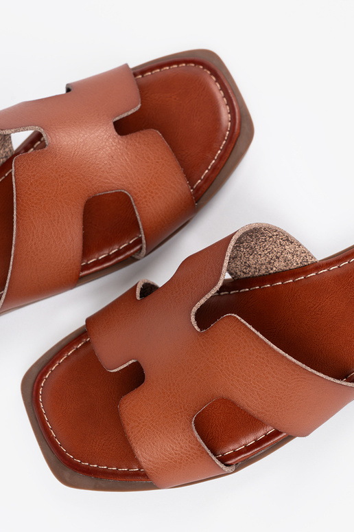 Bruine slippers met vierkante neus