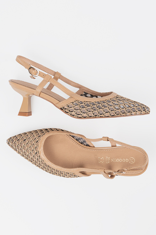 Hakken met opengewerkt design op een...