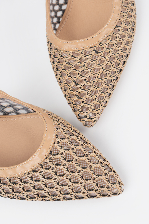 Escarpins ajourés sur un petit talon...