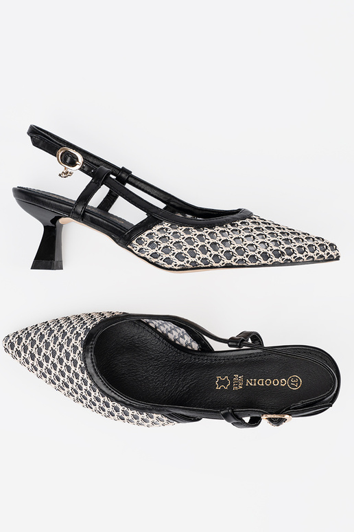 Hakken met opengewerkt design op een...