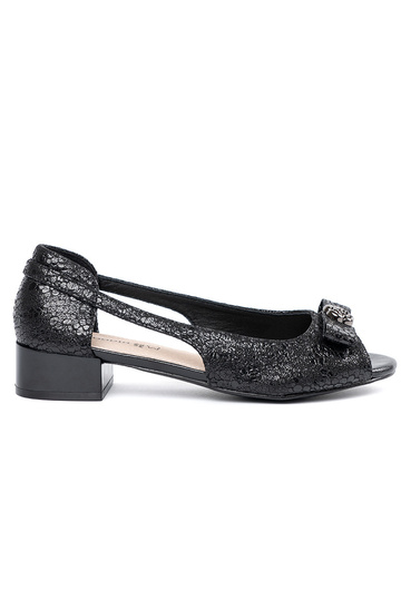 Peeptoes mit Riemen in schwarz