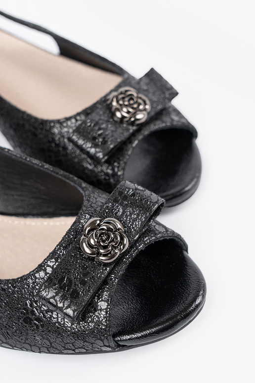 Peeptoes mit Riemen in schwarz