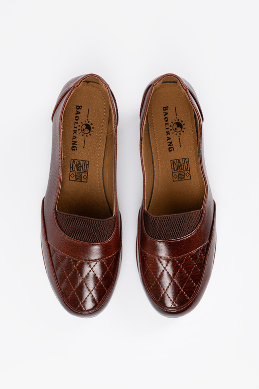 Klassische braune Slipper mit Verschluss