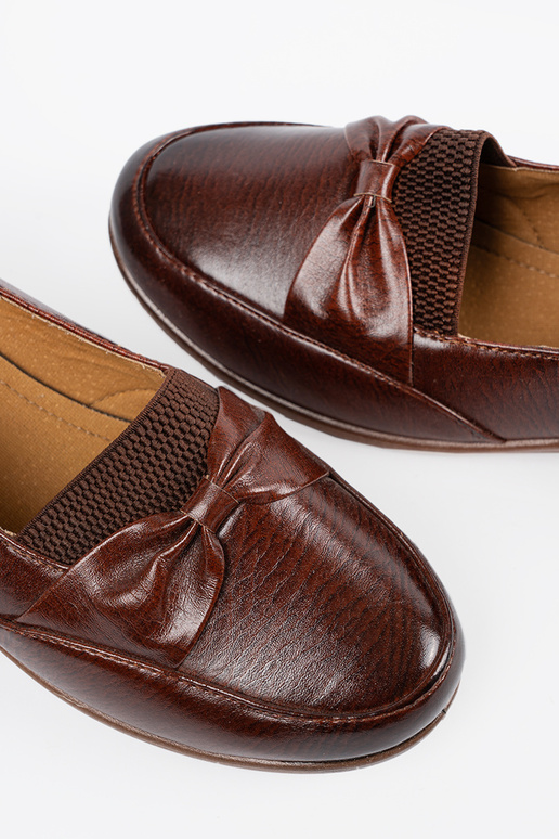 Bruine instappers met sluiting en strik