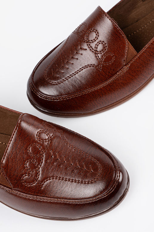 Bruine klassieke instappers met sluiting