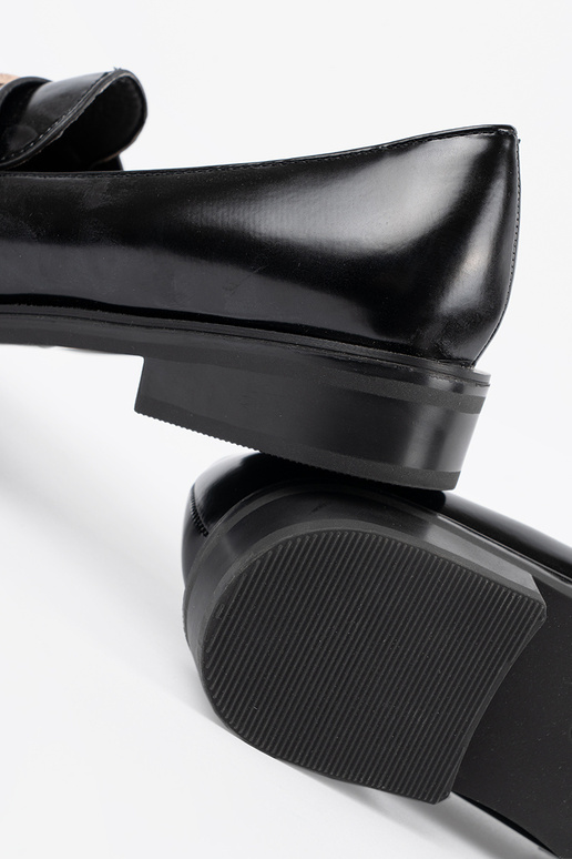 Mocassins vernis noirs avec des perles